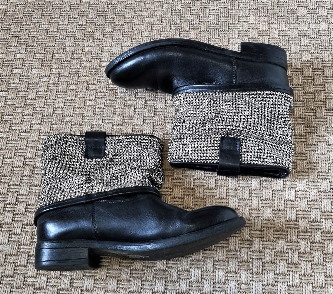 rent utilgivelig fajance Lavorazione Artigiana black leather chain mail ankle boots – The Frockery
