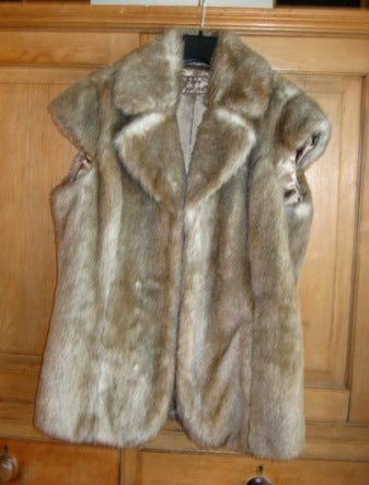 Fake fur shop sleeveless jacket