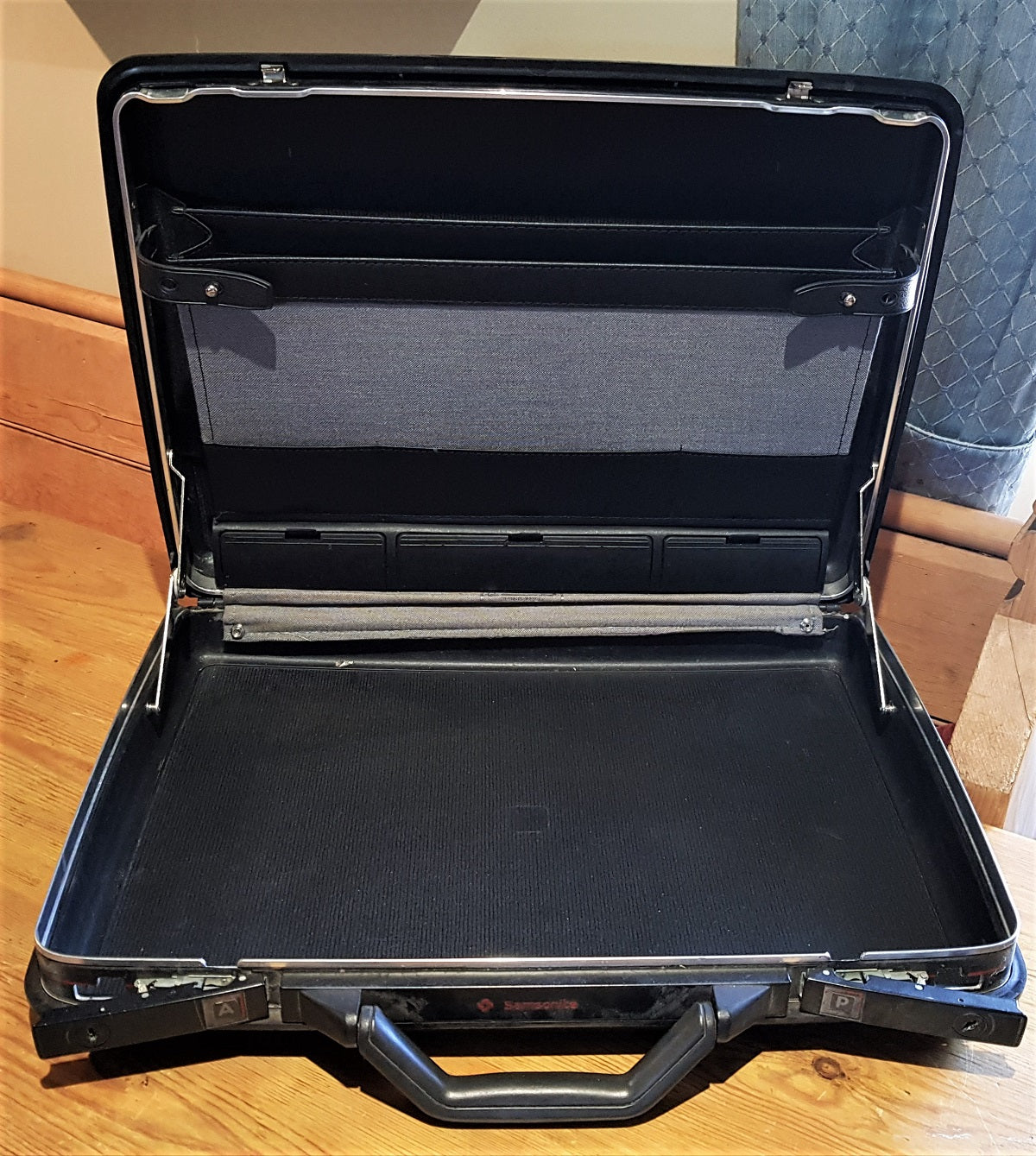 SOLD: 80s vintage Samsonite slim black hard shell attaché case