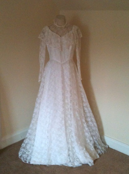 SOLD: Vintage 70s Pronuptia lace wedding dress