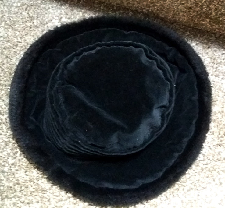 Black velvet brimmed hat with faux fur trim – The Frockery